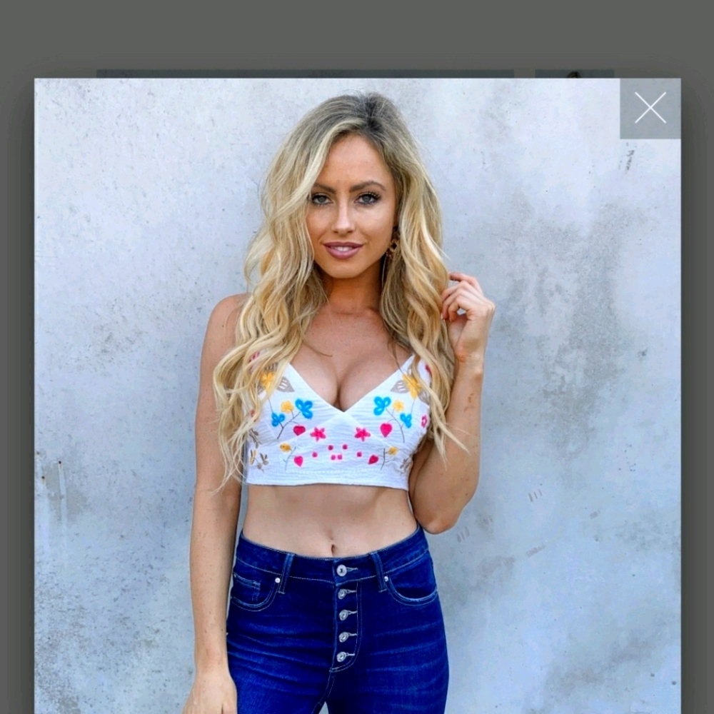 SEE BRIGHTER DAYS EMBROIDER CROP TOP IN WHITE